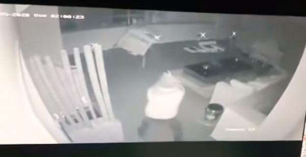 أول فيديو يوثق لاقتحام اللص المسلح لمنزل "نانسي عجرم" وإطلاق زوجها النار عليه