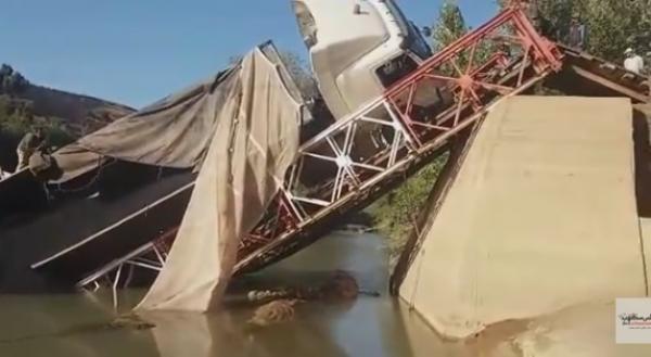 شاحنة عملاقة تتسبب في انهيار قنطرة بإقليم ازيلال