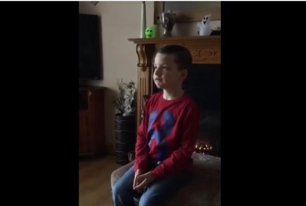 بالفيديو: لحظة مؤثرة لطفل اكتشف أنه سيصبح أخاً