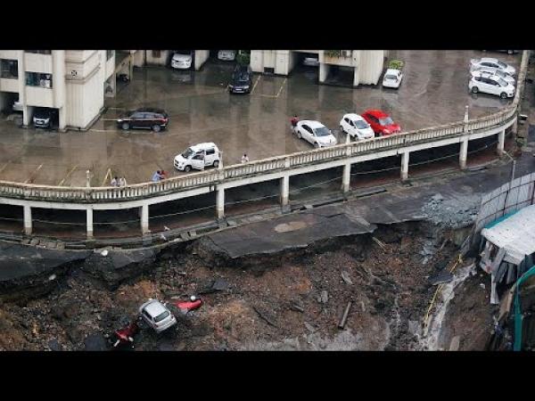 شاهد: الأرض تنخسف في إحدى الأحياء الصينية