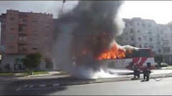 لحظة اشتعال النيران بحافلة كانت تقل عشرات العمال بالجديدة