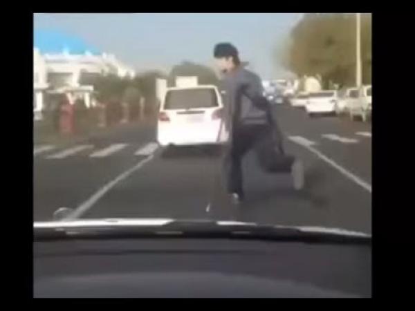 بالفيديو.. شاهد كيف كشفت سيارة مسرعة ادعاءات متسول بالإعاقة