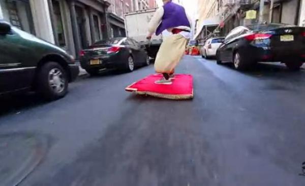 بالفيديو: "علاء الدين" يطوف شوارع نيويورك ببساطه السحري