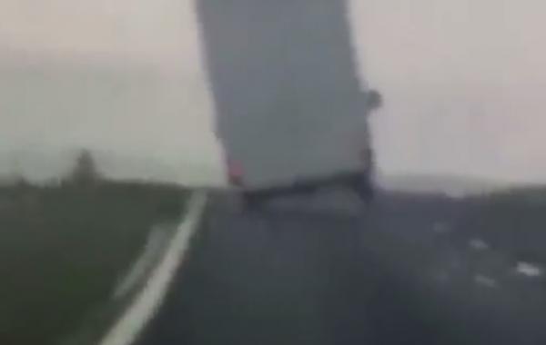 بالفيديو: لحظة انقلاب شاحنة بفعل الرياح العاتية