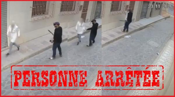 فيديو يُوقع بلص اعترض سيدة وسرقها تحت التهديد بالسلاح الأبيض