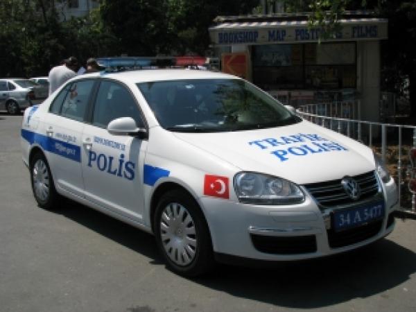 إمرأة تخلع ملابسها في الشارع لتثبت براءتها (صورة)