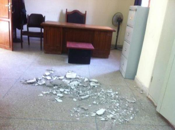 قضاة مركز القاضي المقيم بالبروج ينجون من كارثة بأعجوبة بعد انهيار سقف محكمة