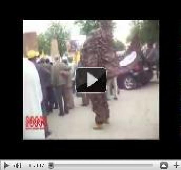 ديناصور يتجول بمدينة فاس فاتح ماي 2011 