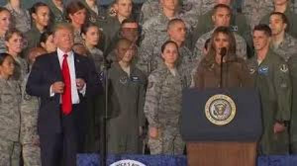 بالفيديو .. ترامب يهين زوجته ميلانيا مجددا