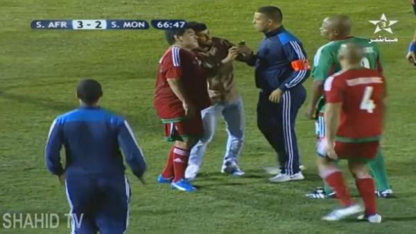 بالفيديو .. مشجع مغربي يقتحم الملعب للالتقاط سيلفي مع مارادونا