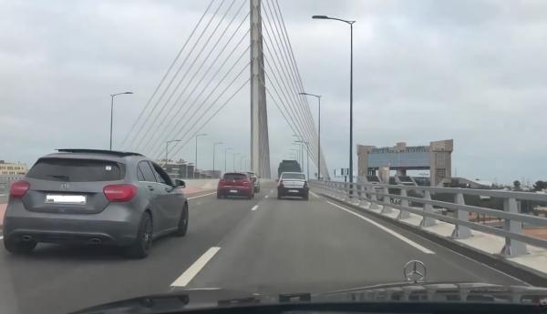 اللحظات الاولى لافتتاح الجسر المعلق بسيدي معروف الدار البيضاء