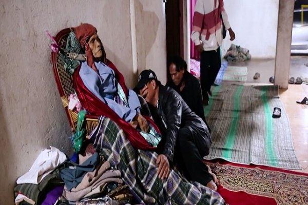 في أغرب عادة مرتبطة بالموتى ...سكان هذه القرية لا يدفنون موتاهم