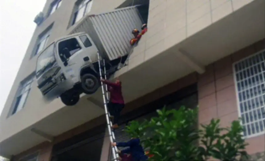 بالفيديو....شاحنة تقتحم مبنى في الصين وتتدلى من الطابق الثاني