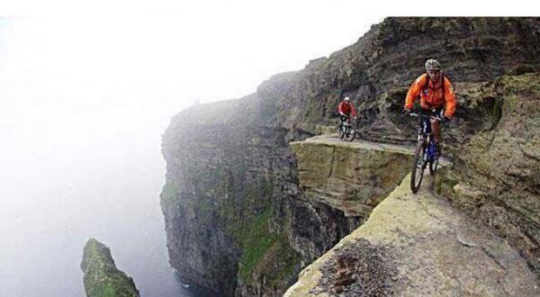 سقوط راكب دراجة نارية بعد محاولة صعود منحدر صخري حاد(فيديو)