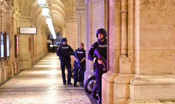 "ماكرون" يعلق على "هجوم فيينا" ويؤكد:" لن نتنازل عن أي شيء"