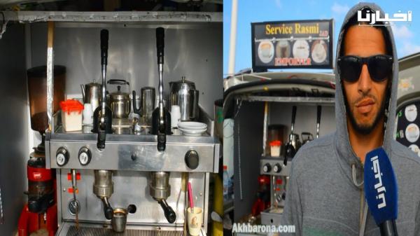 شاب مكافح يبيع القهوة بالشارع ويقدم نصيحة "نبوية" لأقرانه ..التجارة خير من الإجارة