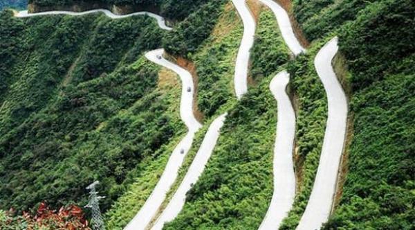 بالصور: هل هذه أخطر طريق في العالم؟