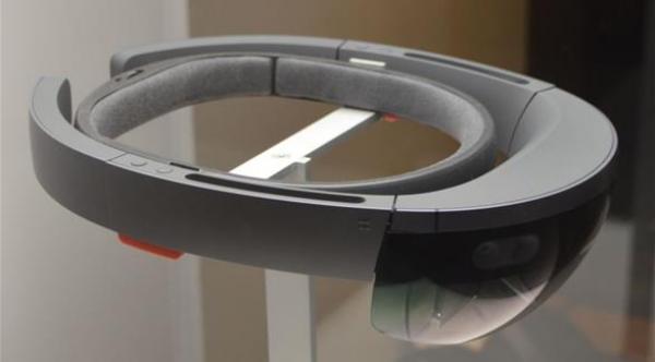  نظارة مايكروسوفت "هولولينس" للواقع الافتراضي 