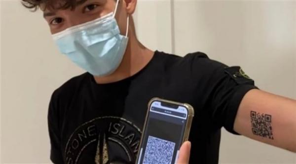 طالب إيطالي يطبع التصريح الصحي لجواز اللقاح على ذراعه