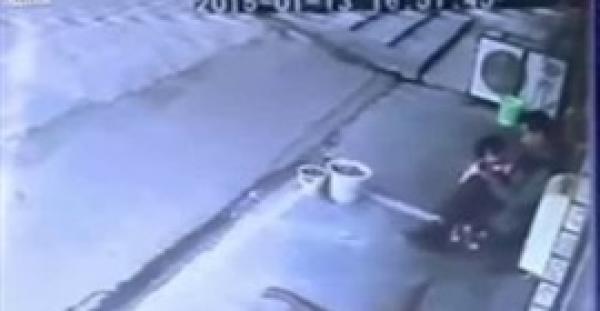 بالفيديو.. طفلة تنقذ والدها من الموت سحقًا أسفل شاحنة