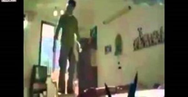 بالفيديو.. شاهد شاب يسجل لحظة انتحاره شنقًا في بث مباشر