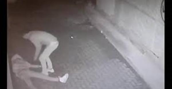 بالفيديو .... لص يوجه 25 لكمة لرجل بهدف سرقته