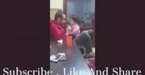 بالفيديو.. رد فعل طفلة يحاول والدها إقناعها بمناداته بابا