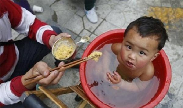 بالصور.. رجل صيني يترك طفله عاريا عام كامل