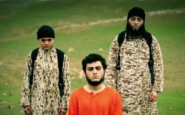طفل يبلغ 12 عاما ينتمي لـ&quot;داعش&quot; ينفذ الاعدام بالشاب الفلسطيني
