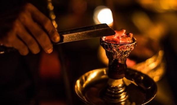 الفيسبوك يفضح "أوكارا" تعرض "الشيشة" بشكل سري في تحدٍ سافر لكل إجراءات الوقاية من "كورونا"