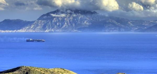 صورة صادمة...هذه هي الطريقة التي حاول بها شاب مغربي "الحريك" إلى إسبانيا