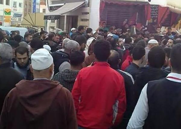 مسلّح يُروع المُصلين داخل مسجد بإمزورن ويعتدي على أحدهم  بالسلاح الأبيض..تفاصيل الواقعة