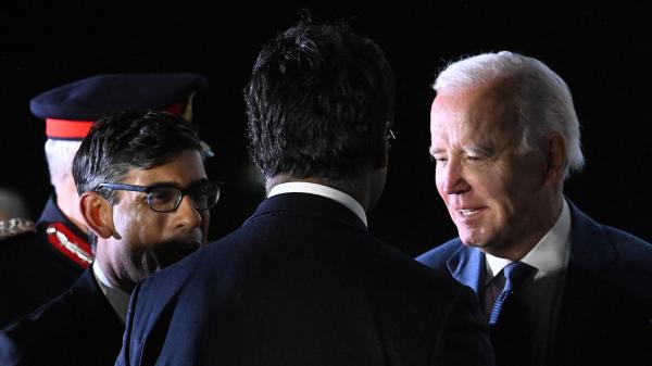 بايدن يدفع رئيس الوزراء البريطاني لدى وصوله إلى المطار(فيديو)