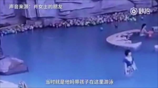 بالفيديو: طفل يغرق في مسبح أثناء انشغال والدته بهاتفها النقال