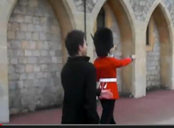 بالفيديو: سائح يندم لسخريته من حرس ملكة بريطانيا