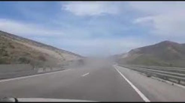 لحظة انقلاب شاحنة للنقل الدولي للبضائع بالطريق السيار طنجة القصرالصغير