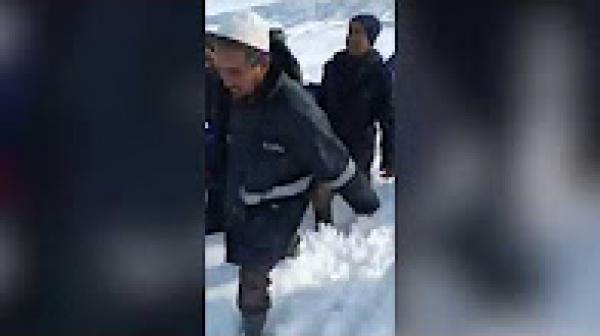 بولمان... نقل مريض على الأقدام