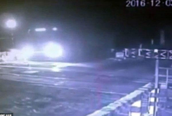 بالفيديو..قطار يصطدم بشاحنة وسائقها ينجو بأعجوبة