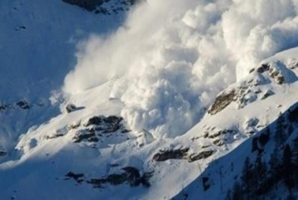 مقتل أربعة أشخاص على الأقل في انهيار جليدي بجبال الألب بفرنسا