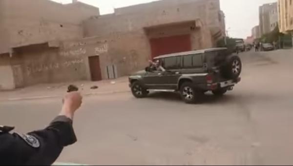 خطير : الأمن يشهر أسلحته النارية لإيقاف صاحب كاطكاط في حالة هيستيرية