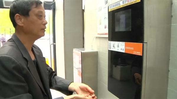 بالفيديو: دورات مياه تستخدم بصمة الوجه لتوفير استهلاك المناديل