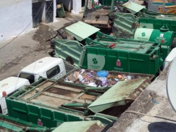 الفرنسيون واللبنانيون ينظفون البيضاء بمعدات قديمة