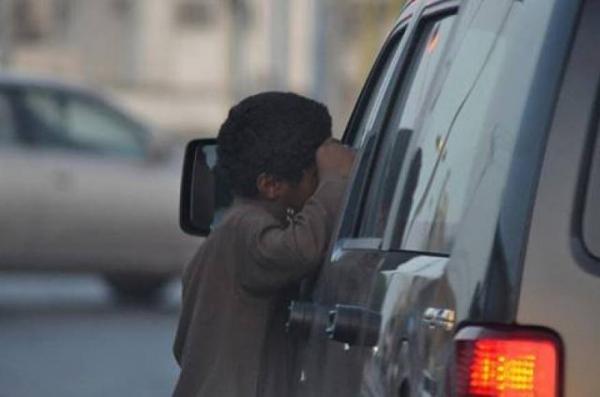 لا يصدق.. أستاذة جامعية تعذب طفلها بشكل همجي لتجبره على التسول