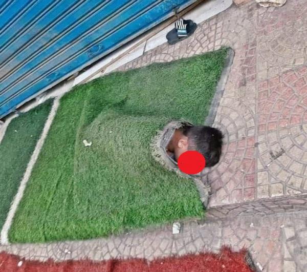 صورة طفل "متشرد" يفترش "الرصيف" تُثير غضب رواد "الفايسبوك"