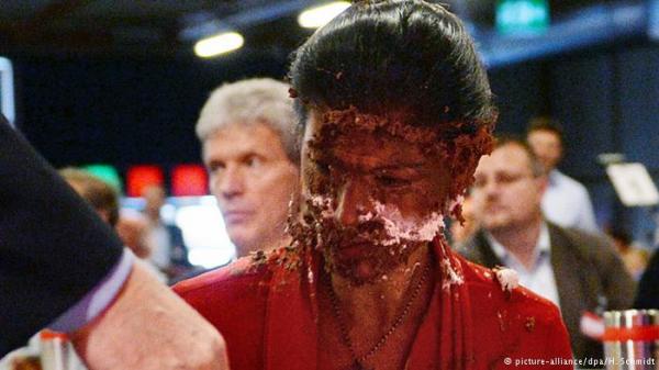 محتج يلقي بفطيرة في وجه برلمانية لموقفها من اللاجئين