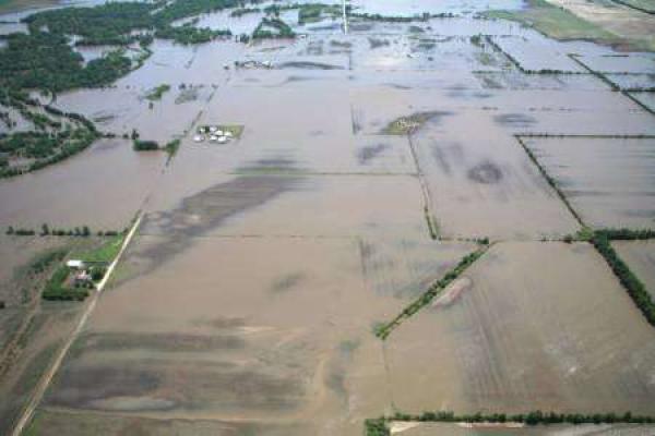 قريتان نموذجيتان لإيواء منكوبي فيضانات الغرب