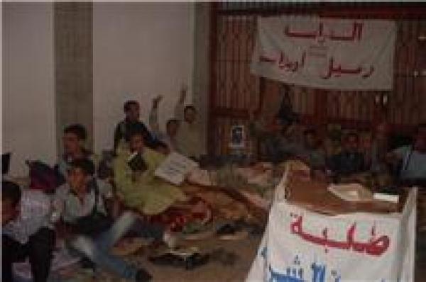 طلبة كلية الشريعة بأكادير يهددون بإضراب عن الطعام