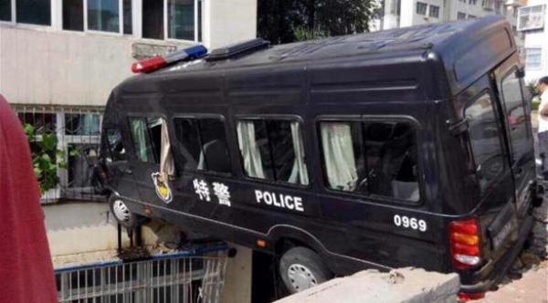 بالصور .. مطاردة تنتهي بتعليق سيارة شرطي من الطابق الثالث