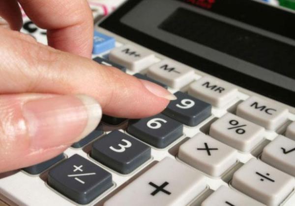 هل شراء السلع للناس وبيعها لهم بالتقسيط من الربا؟