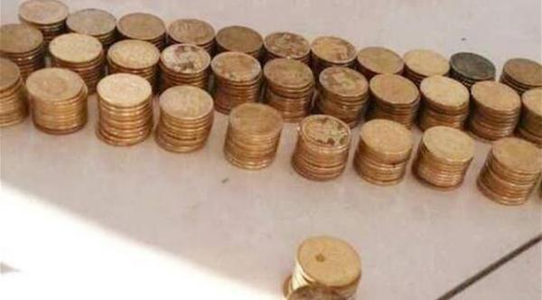 صيني يشتري سيارة تويوتا بقطع نقود معدنية